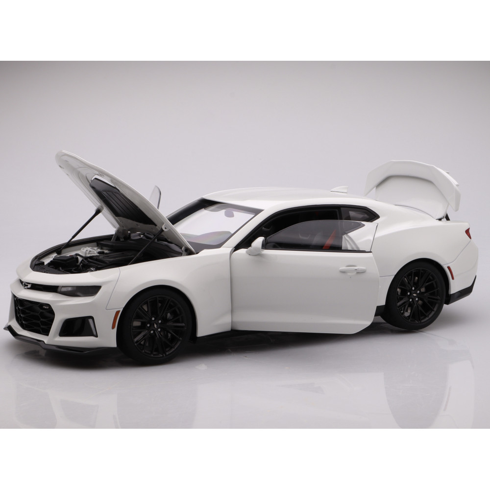 71206 Chevrolet Camaro ZL1 2017 Summit White 1:18 Model Collector