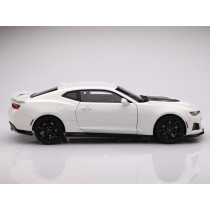 71206 Chevrolet Camaro ZL1 2017 Summit White 1:18 Model Collector