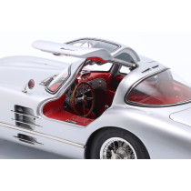 New CMC Mercedes Benz 300 SLR Coupe 1955 1:18 Model Car Silver M076