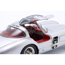 New CMC Mercedes Benz 300 SLR Coupe 1955 1:18 Model Car Silver M076